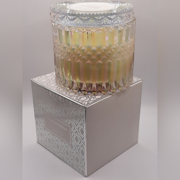 Vanilla Macaron Candle - Charmed Aroma - Picture 6 of 9